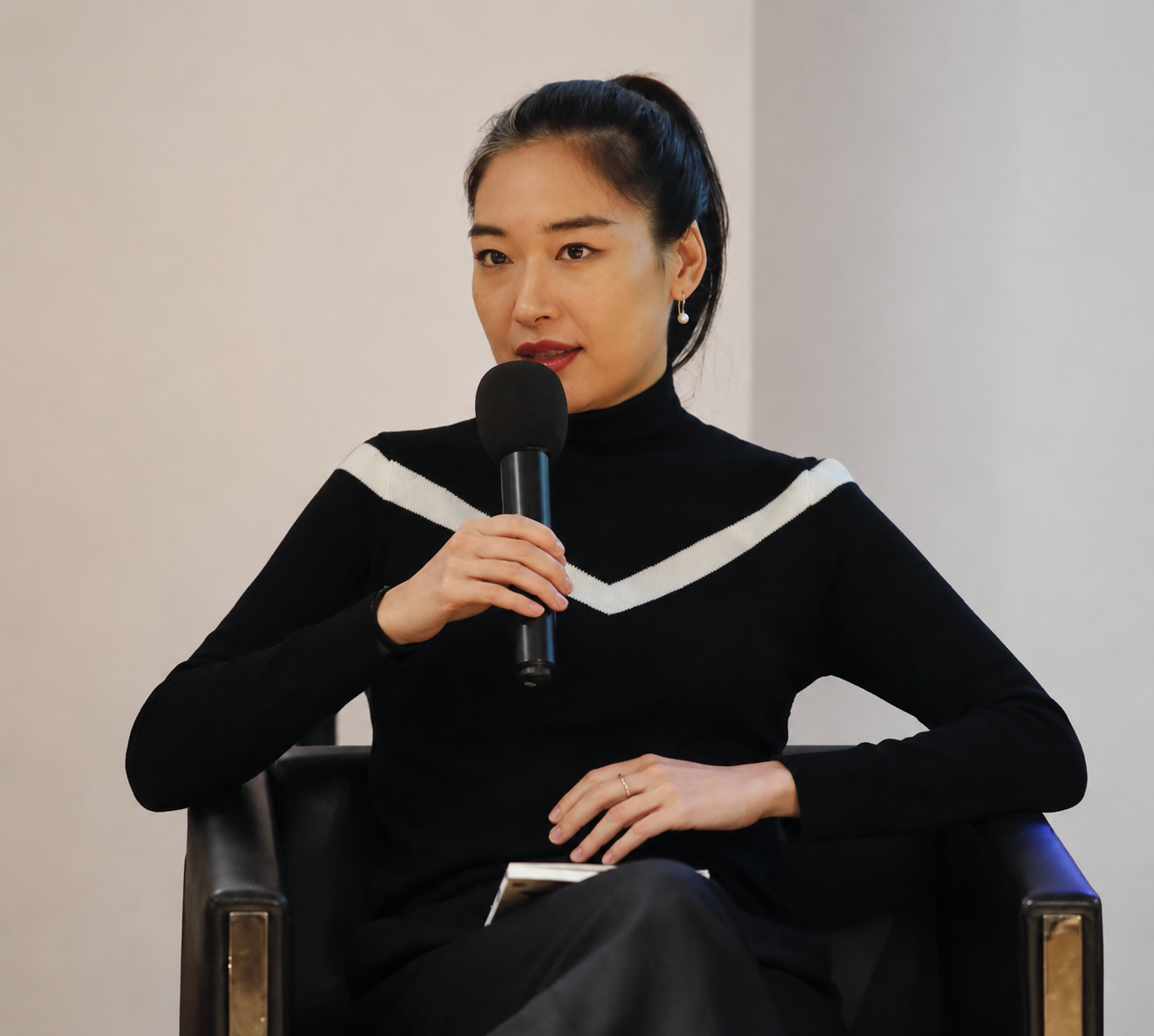 Jingyi Wang speaking into a microphone.